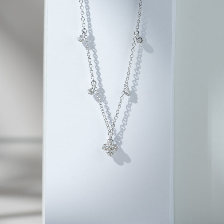 Gargantilla con dije de flores de diamantes en oro blanco de 9 quilates