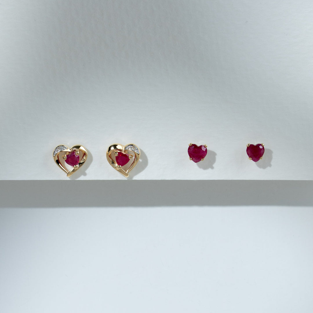Aretes clásicos de diamantes y rubíes en forma de corazón en oro amarillo de 9 quilates