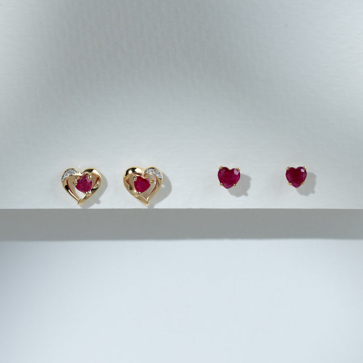 Aretes clásicos de diamantes y rubíes en forma de corazón en oro amarillo de 9 quilates