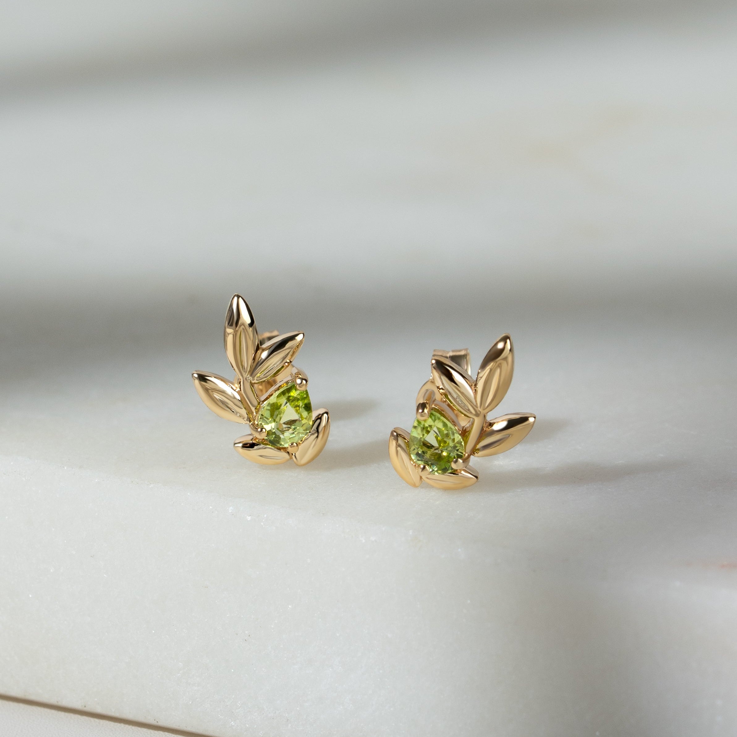 Aretes O Leaf Peridot en oro amarillo de 9 ct