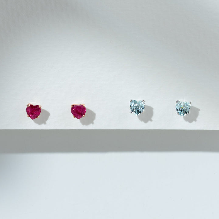 Pendientes de botón de aguamarina con corazón clásico en oro blanco de 9 quilates