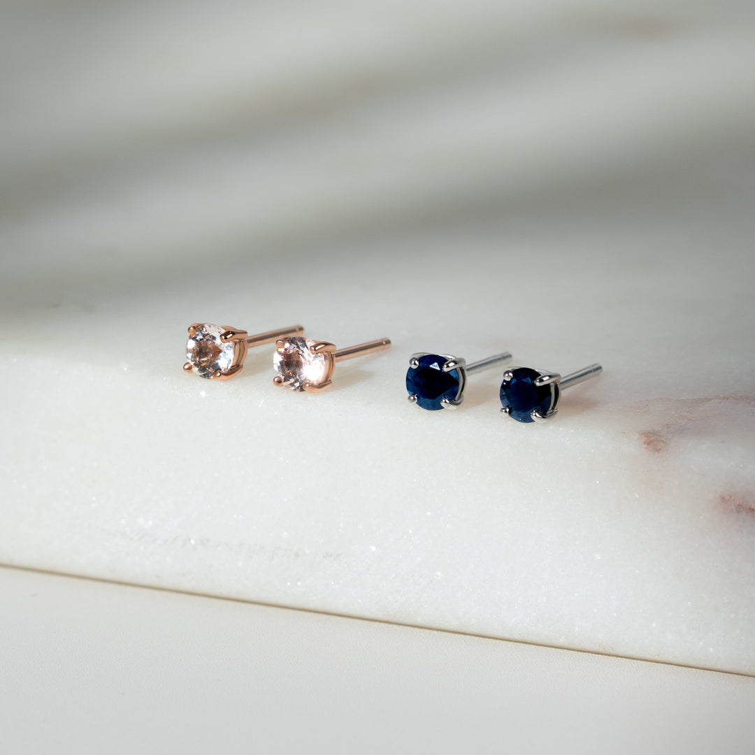 Pendientes clásicos de zafiro azul oscuro redondos de 3,5 mm en oro blanco de 9 quilates.