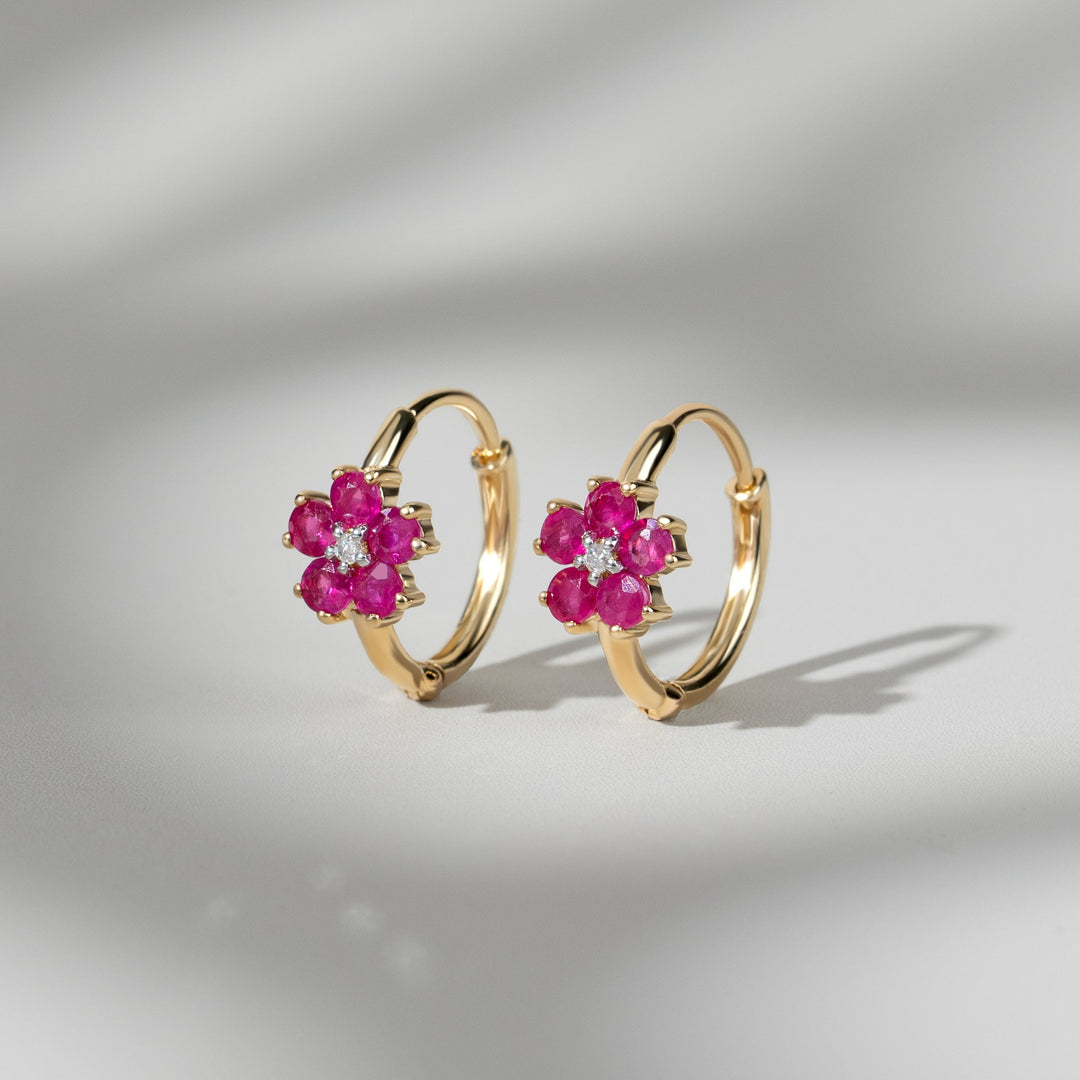 Aretes tipo argolla con diamantes y rubíes redondos florales en oro amarillo de 9 quilates