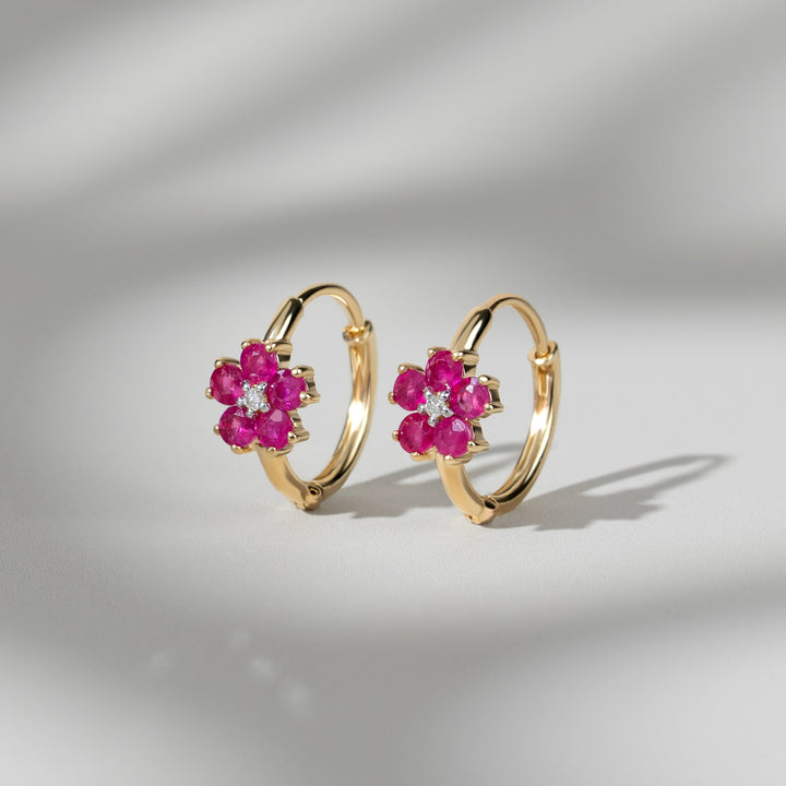 Aretes tipo argolla con diamantes y rubíes redondos florales en oro amarillo de 9 quilates