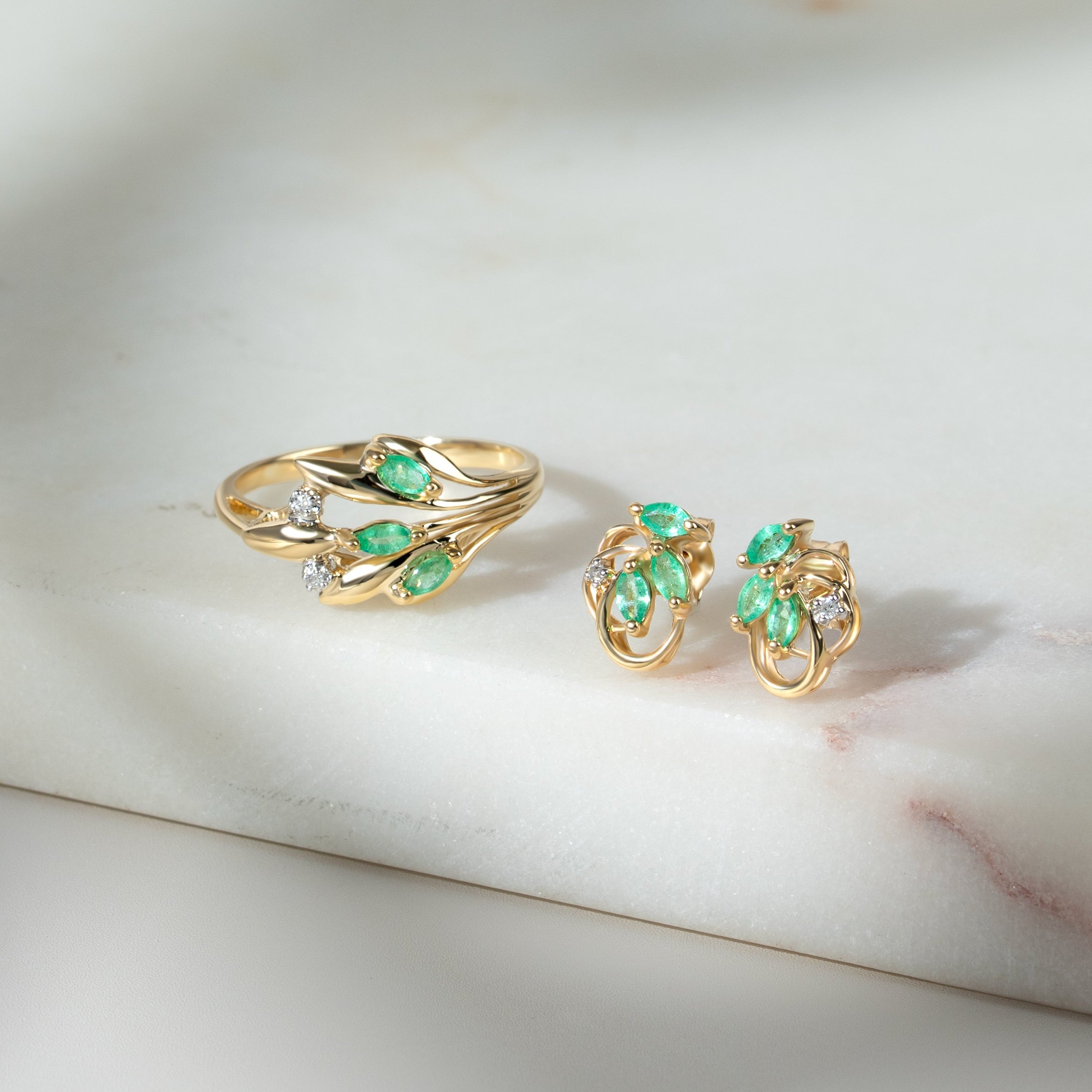 Anillo de diamante y esmeralda marquesa floral en oro amarillo de 9 quilates