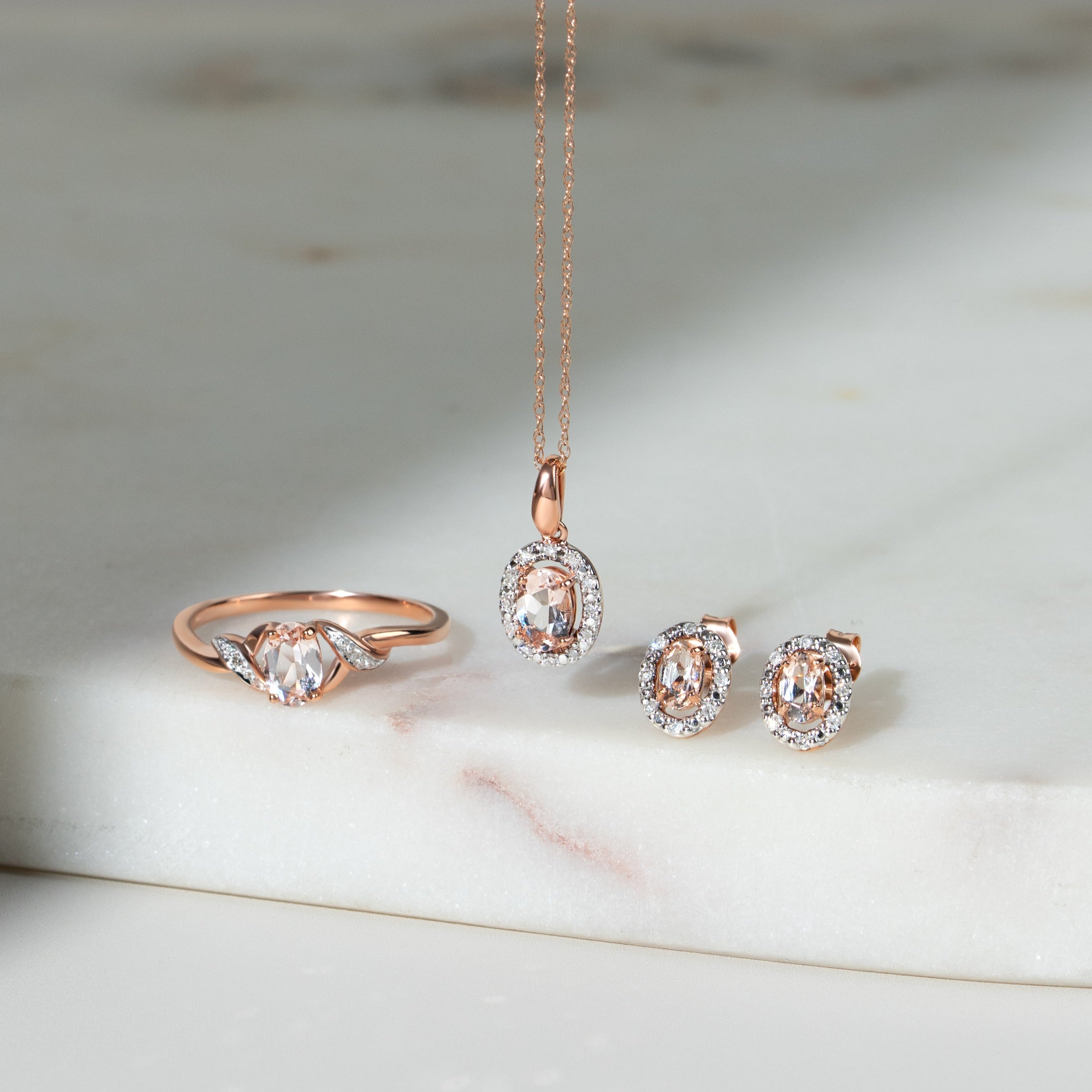 Anillo clásico de morganita ovalada y diamantes en oro rosa de 9 quilates