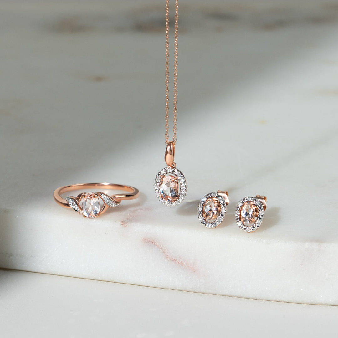 Colgante clásico de morganita ovalada y halo de diamantes en oro rosa de 9 quilates