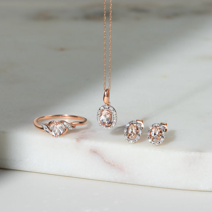 Colgante clásico de morganita ovalada y halo de diamantes en oro rosa de 9 quilates