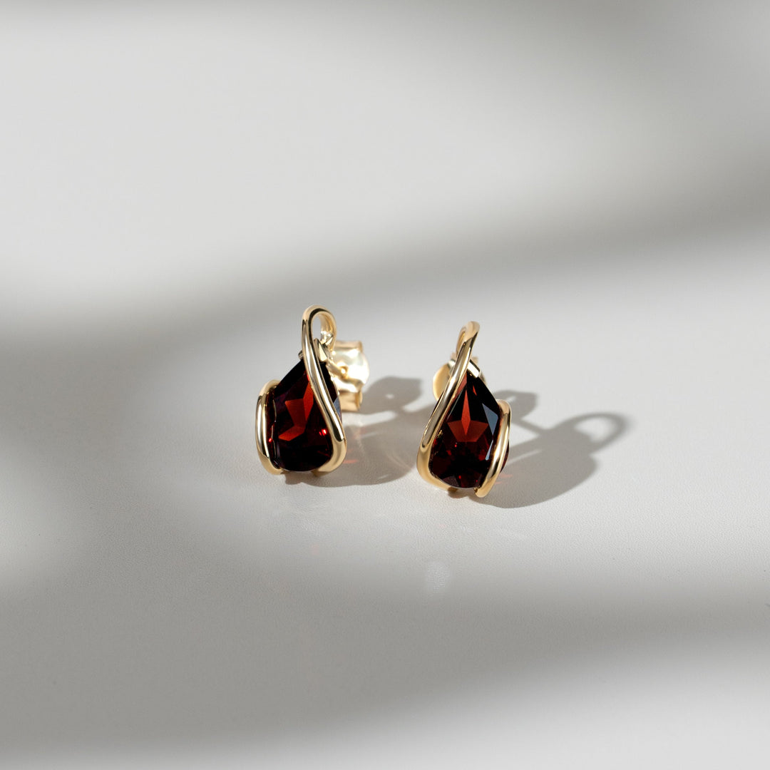 Pendientes de botón clásicos de granate y pera en oro amarillo de 9 ct