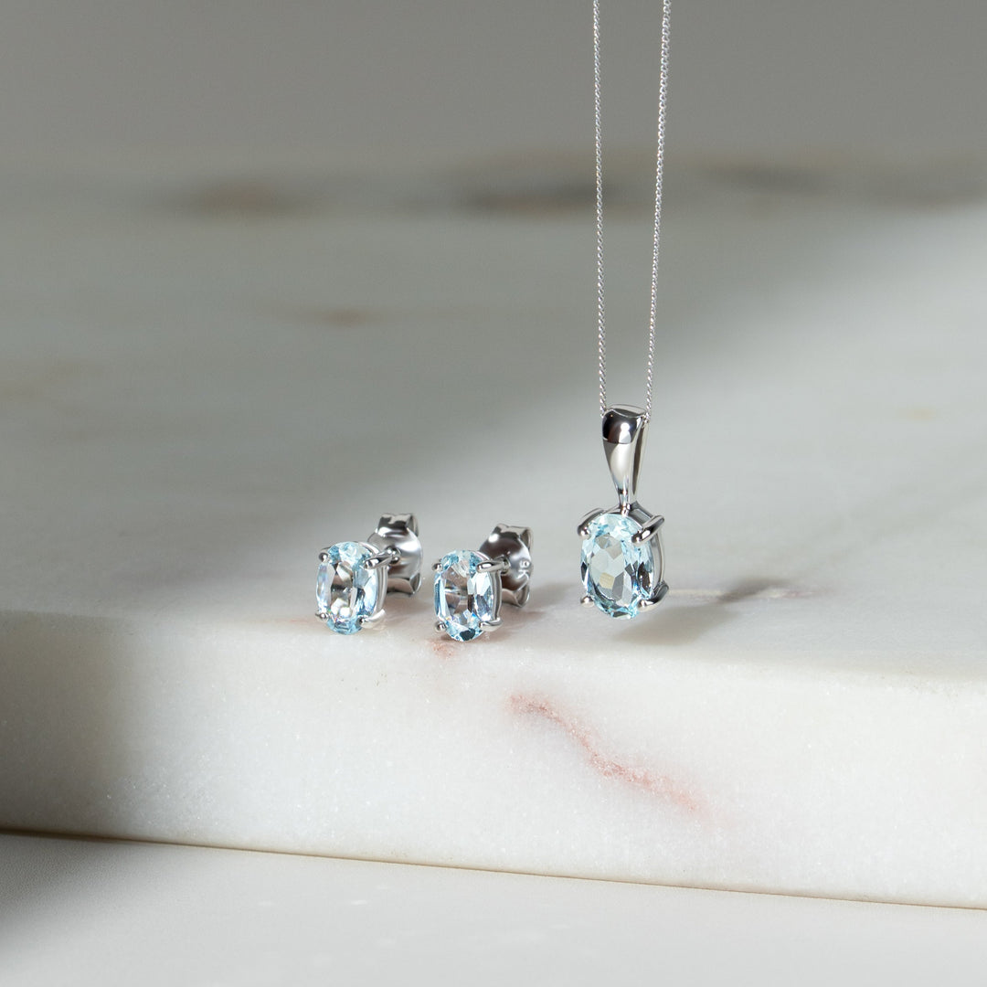 Colgante clásico de aguamarina ovalada en oro blanco de 9 ct