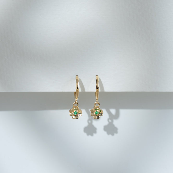 Aros con trébol y esmeralda gardenia en oro amarillo de 9 quilates