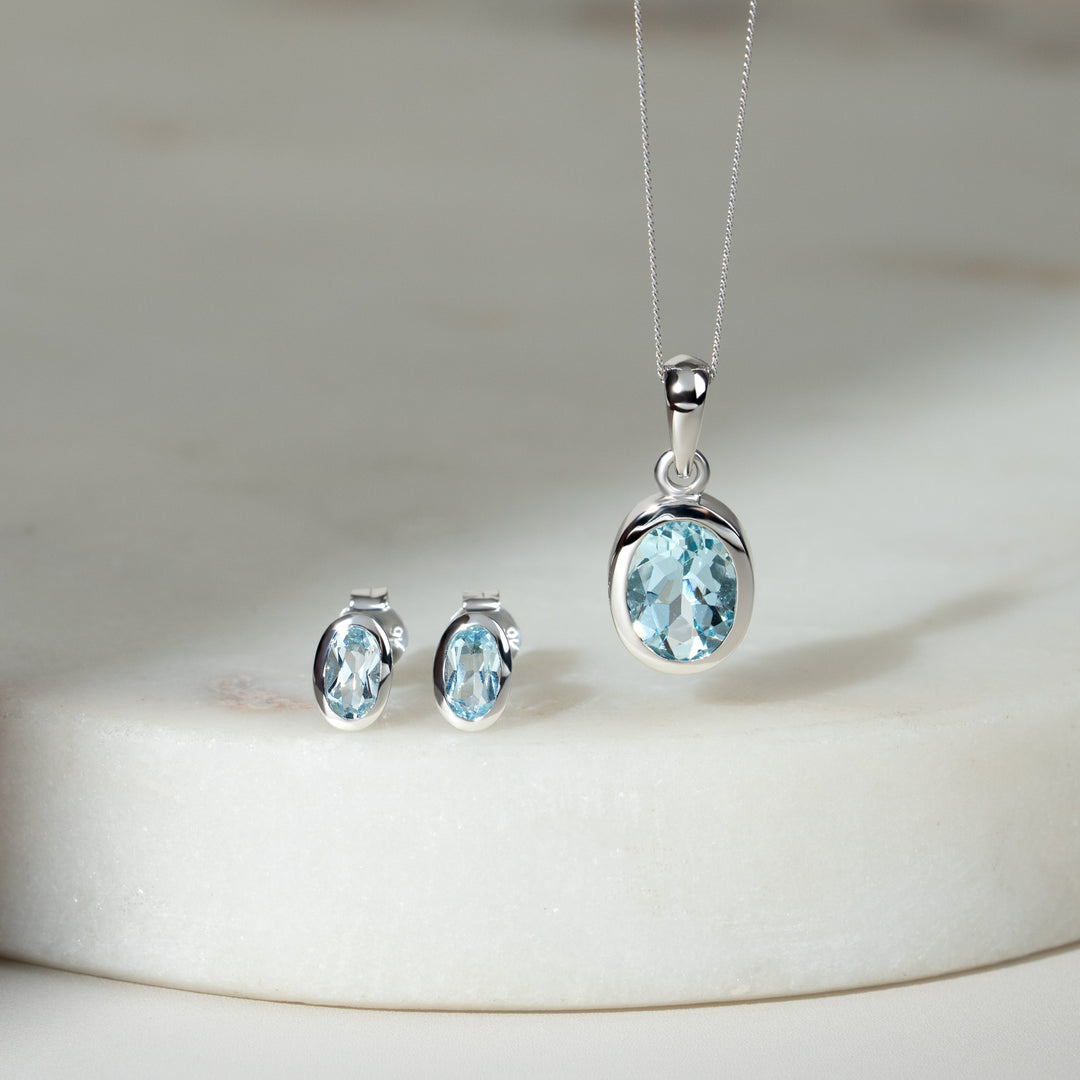 Colgante clásico de aguamarina ovalada en oro blanco de 9 ct