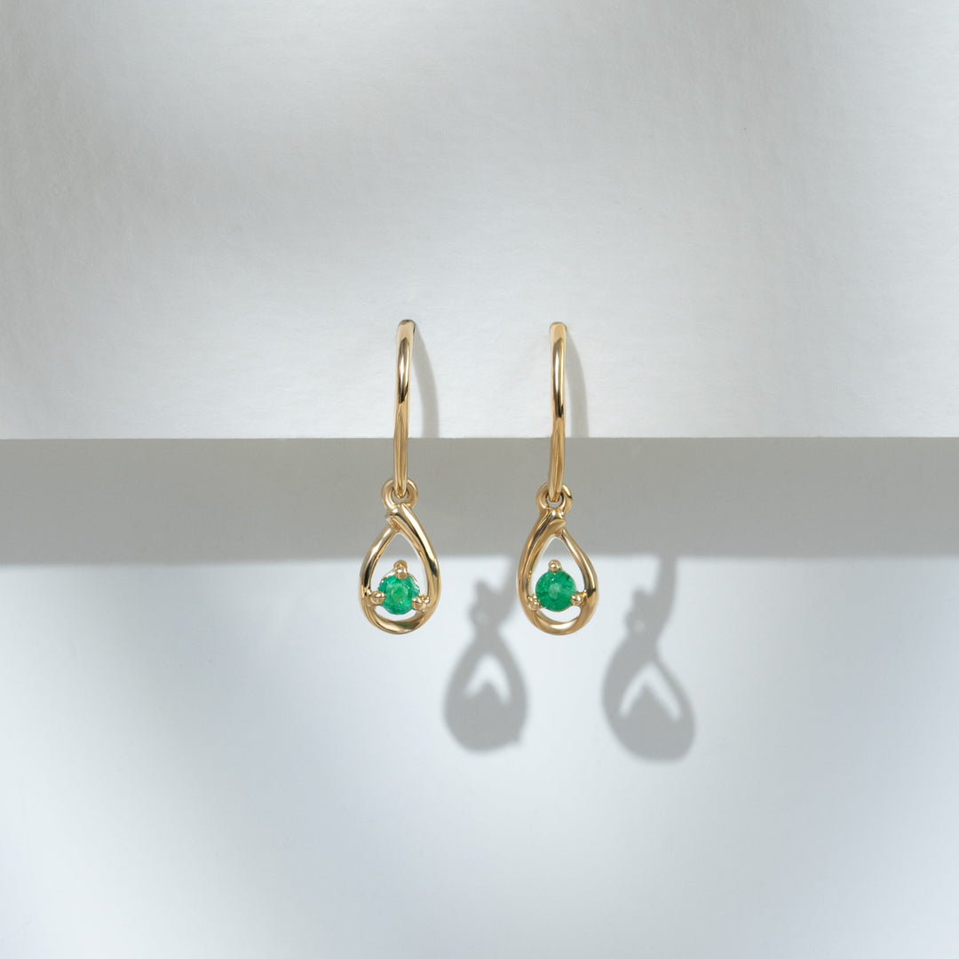 Aretes colgantes de esmeralda redondos clásicos en oro amarillo de 9 quilates