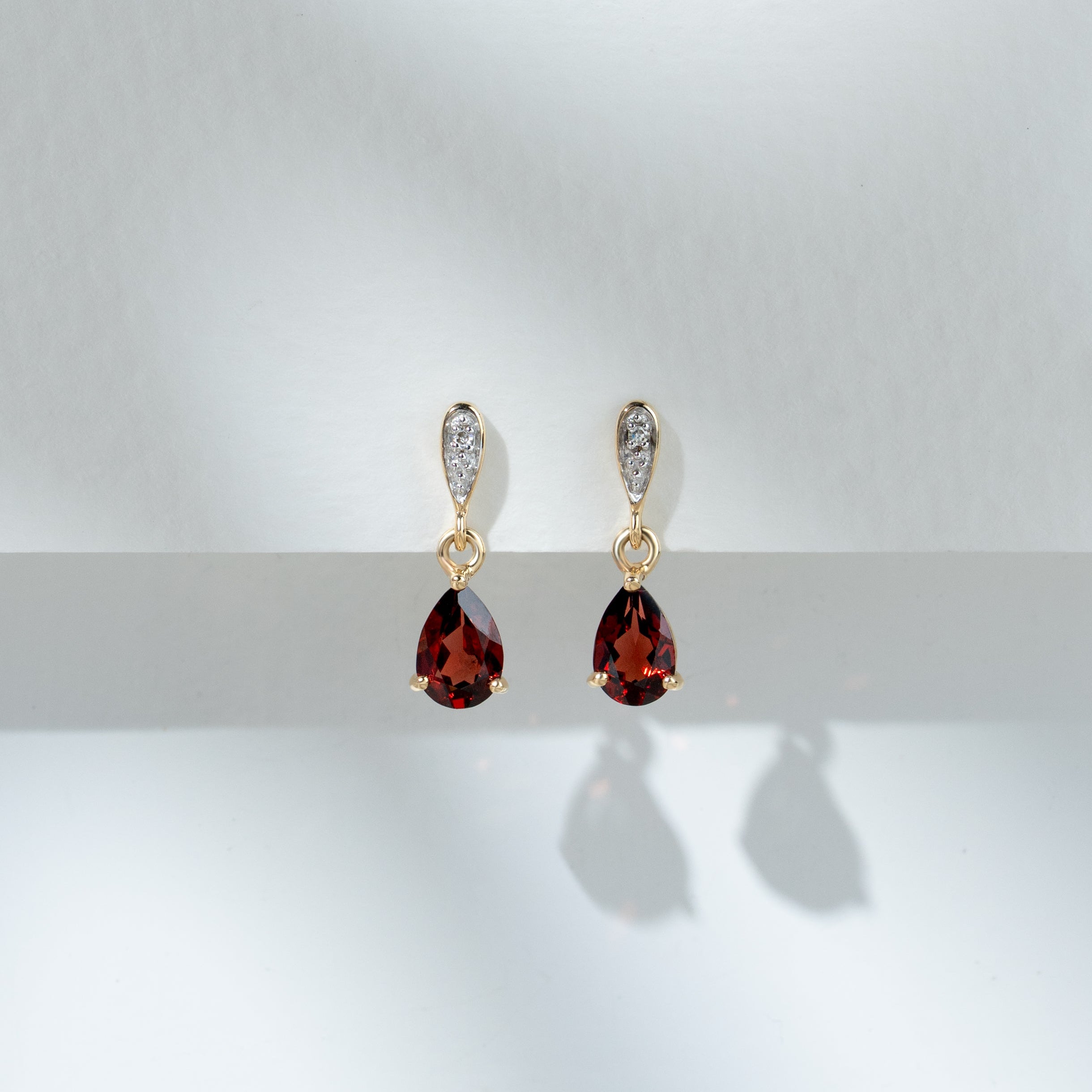 Pendientes colgantes clásicos de pera, granate y diamantes en oro amarillo de 9 quilates