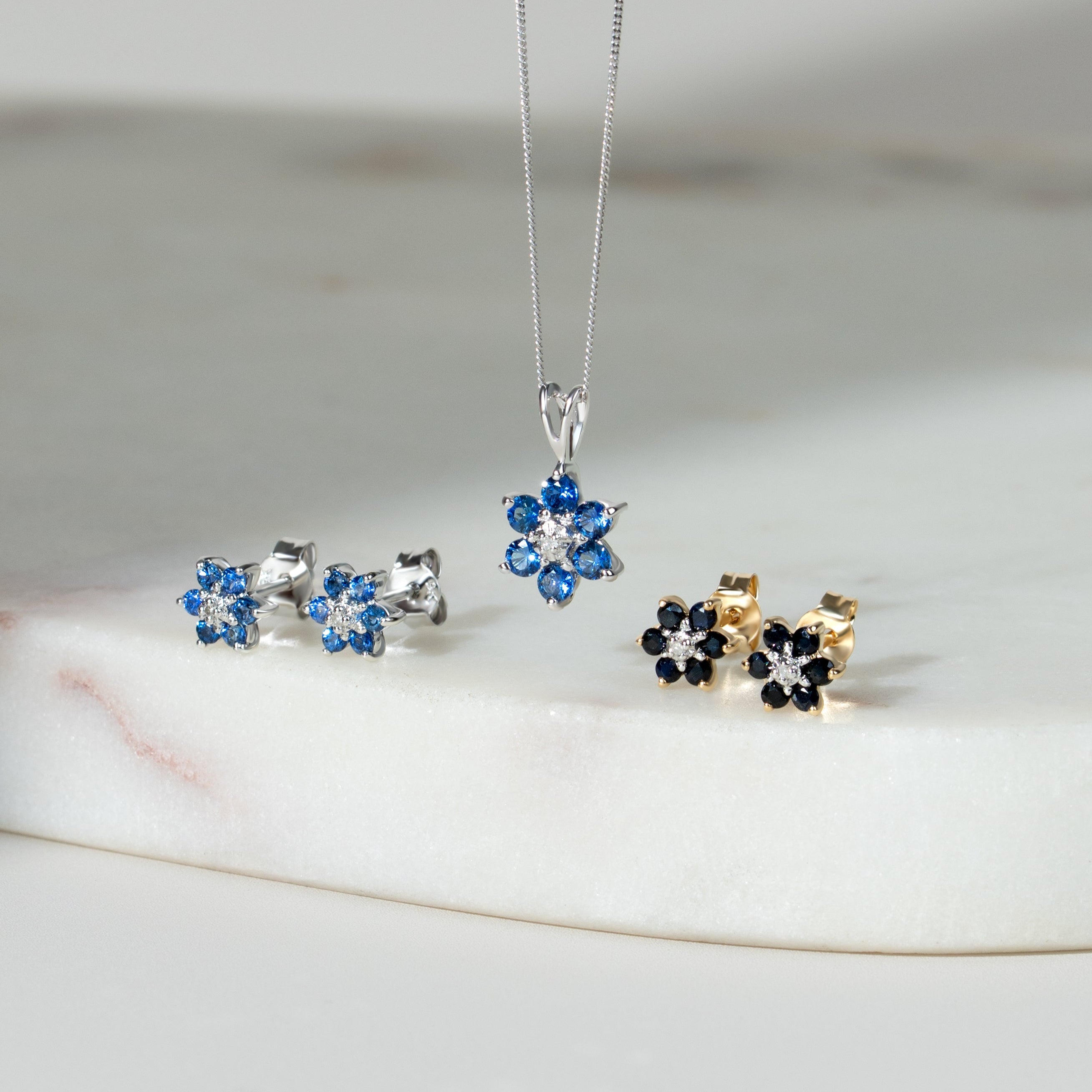 Aretes de racimo de diamantes y zafiros redondos florales en oro amarillo de 9 quilates