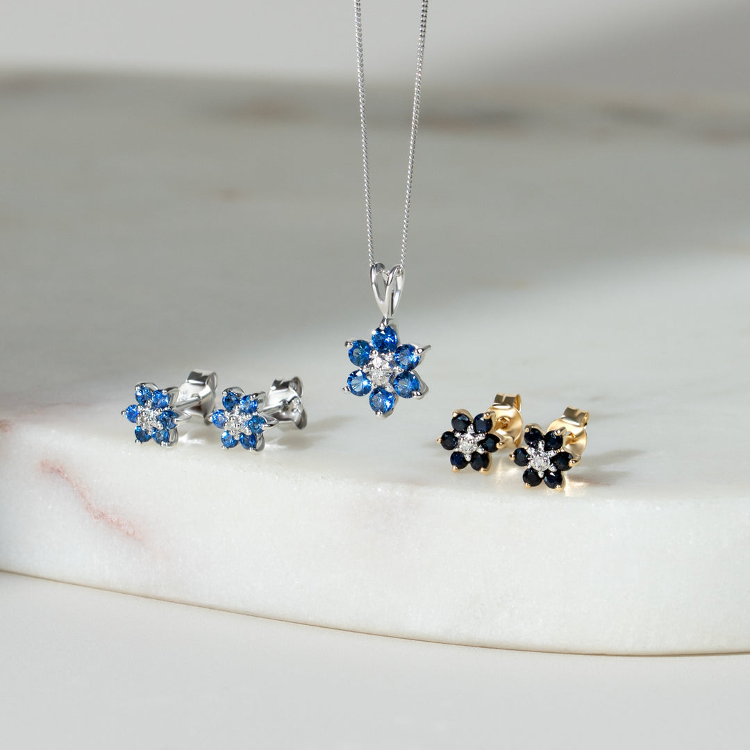 Aretes de racimo de diamantes y zafiros redondos florales en oro amarillo de 9 quilates