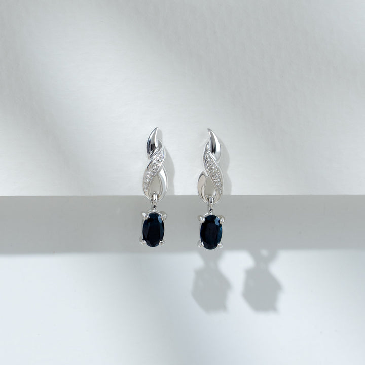 Aretes colgantes clásicos de diamantes y zafiros ovalados en oro blanco de 9 quilates