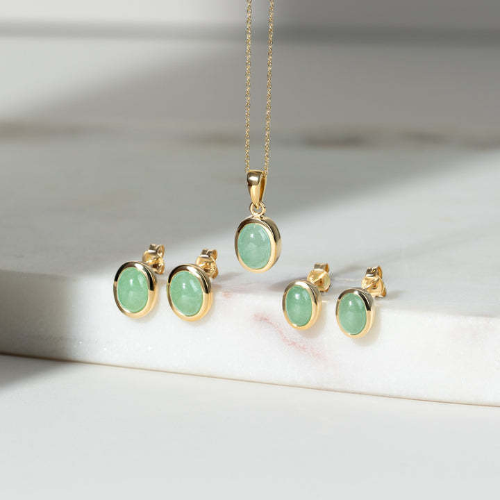 Aretes clásicos con cabujón de jade ovalado en oro amarillo de 9 quilates, 10x8 mm