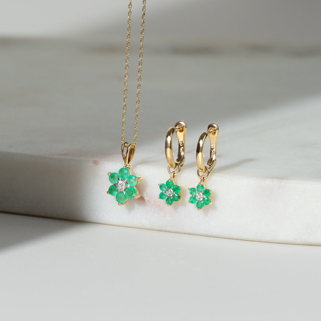 Aretes de argolla con clip omega de diamante y esmeralda redonda floral en oro amarillo de 9 quilates