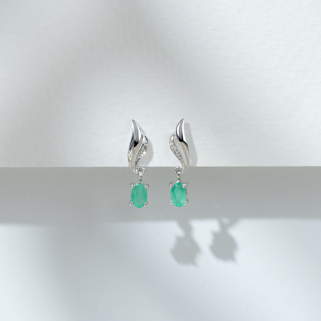 Aretes colgantes torcidos de diamantes y esmeraldas ovaladas clásicas en oro blanco de 9 quilates
