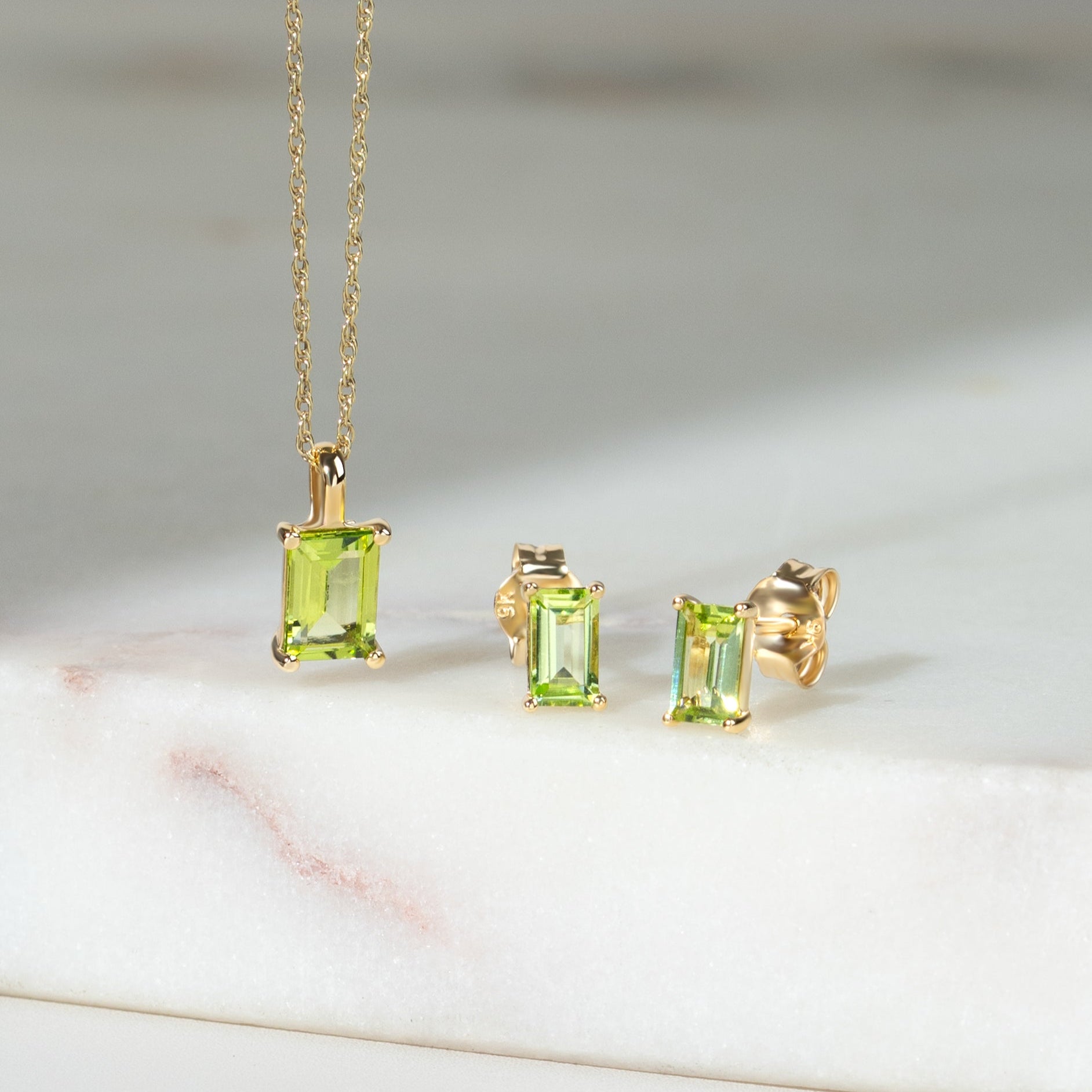 Colgante clásico de peridoto baguette en oro amarillo de 9 ct