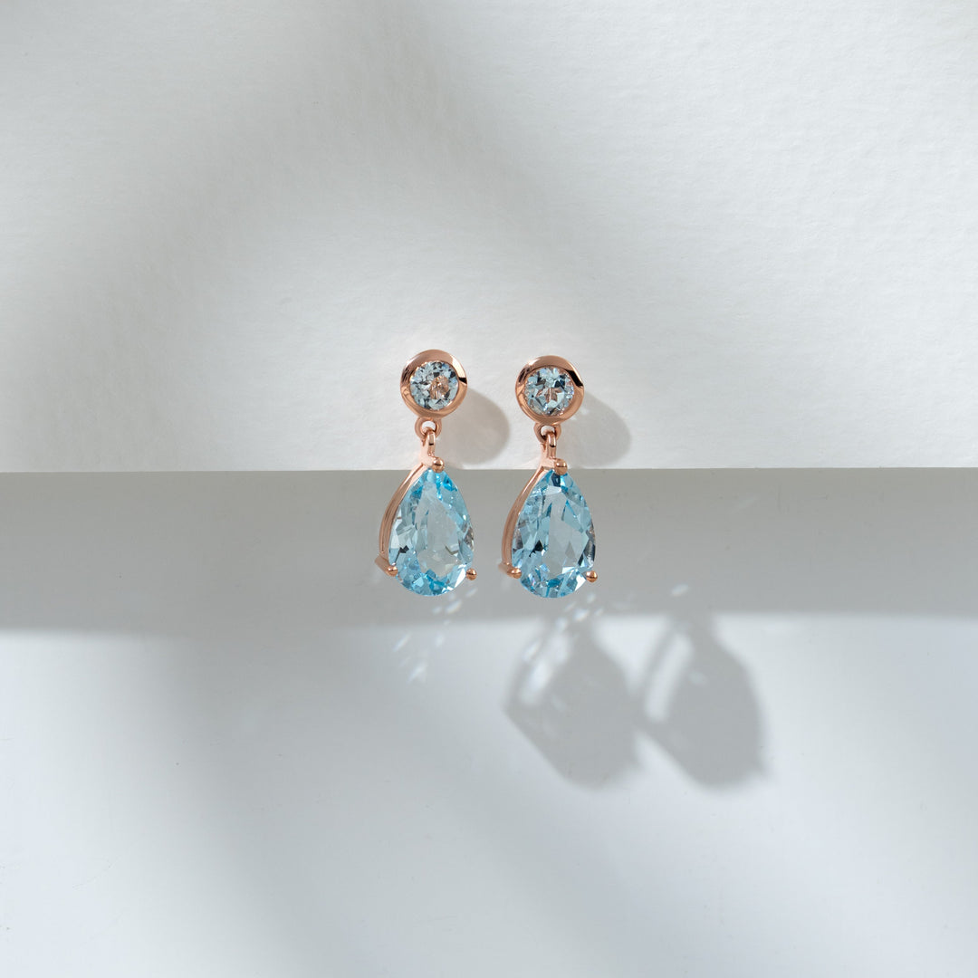 Aretes colgantes clásicos de topacio azul pera en oro rosado de 9 quilates