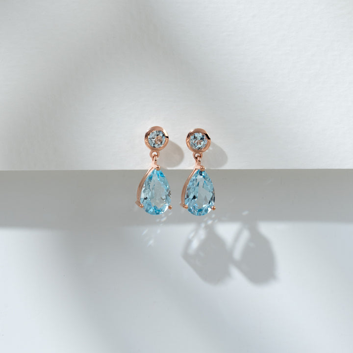 Aretes colgantes clásicos de topacio azul pera en oro rosado de 9 quilates
