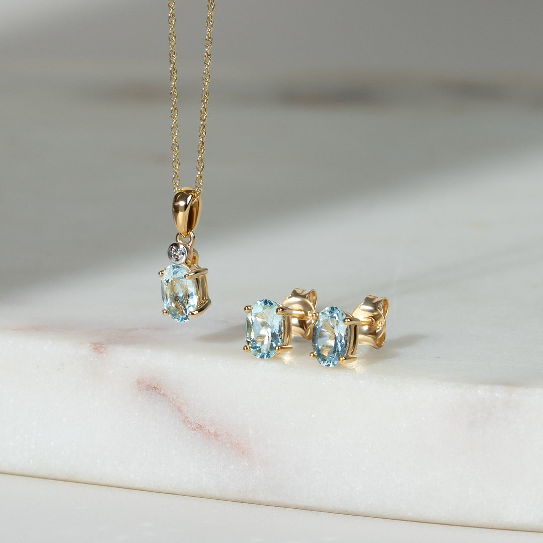 Colgante clásico de aguamarina ovalada y diamantes en oro amarillo de 9 quilates