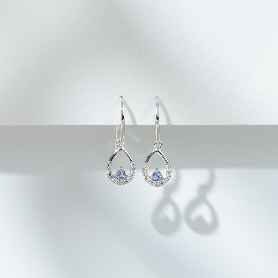 Aretes redondos clásicos con forma de lágrima de diamantes y tanzanita en oro blanco de 9 quilates