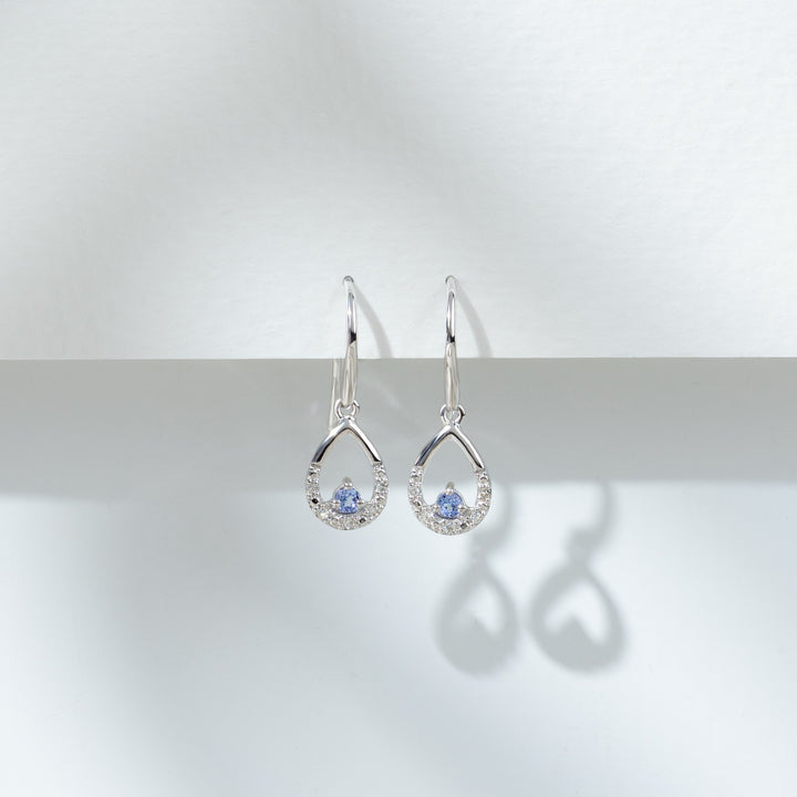 Aretes redondos clásicos con forma de lágrima de diamantes y tanzanita en oro blanco de 9 quilates
