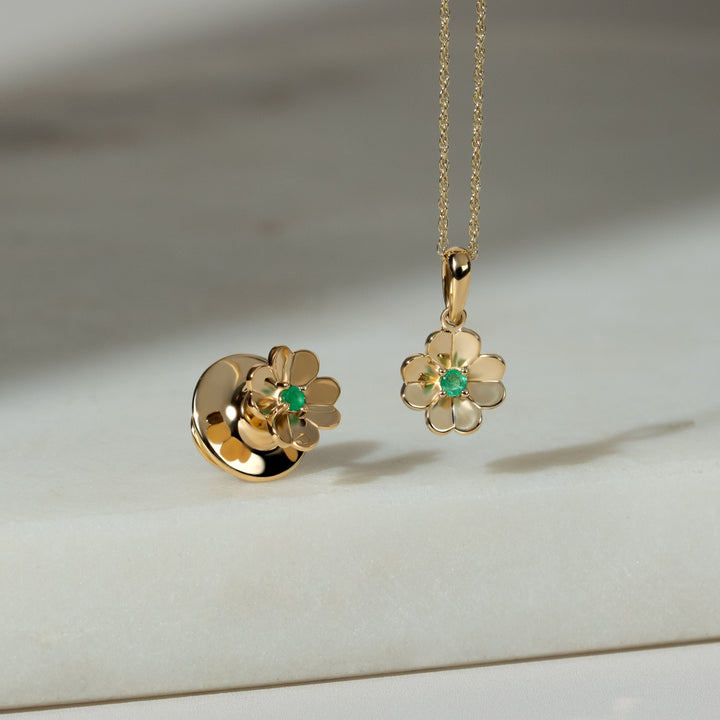 Broche de trébol con esmeralda y gardenia en oro amarillo de 9 quilates