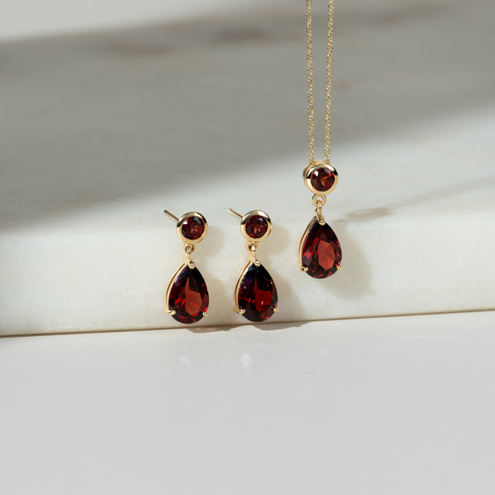 Colgante clásico de pera y granate en oro amarillo de 9 ct