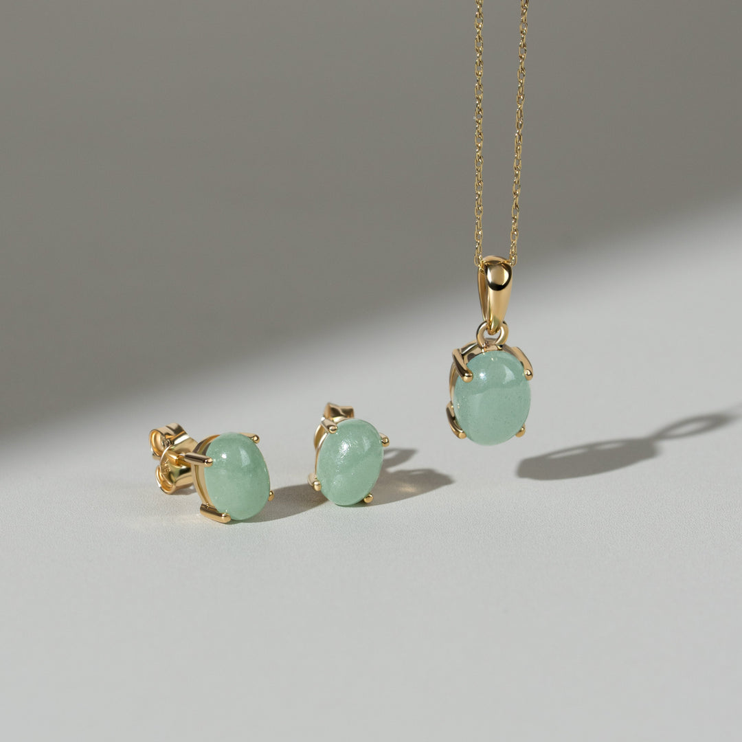 Pendientes de botón clásicos de jade ovalado en oro amarillo de 9 ct