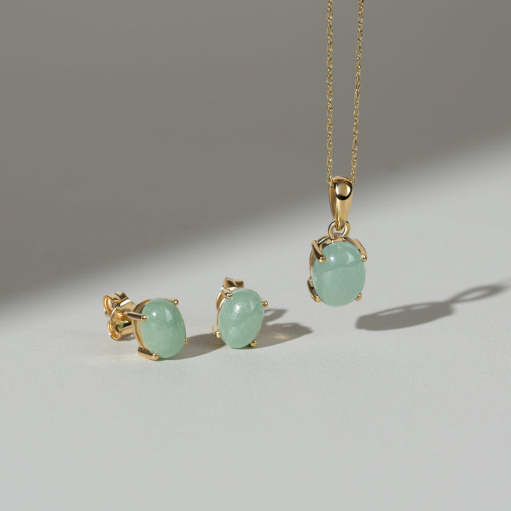 Pendientes de botón clásicos de jade ovalado en oro amarillo de 9 ct
