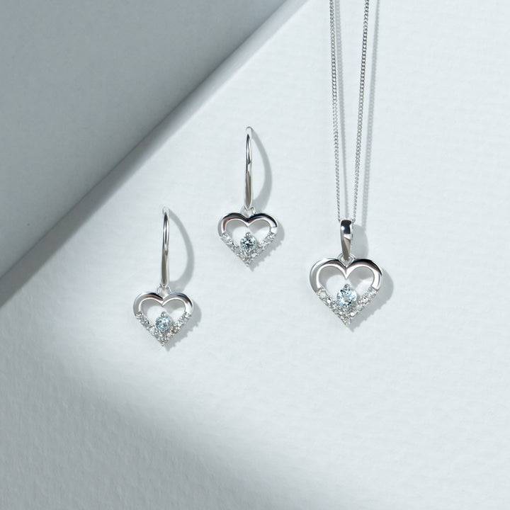 Aretes colgantes redondos clásicos de aguamarina y diamantes en forma de corazón en oro blanco de 9 quilates