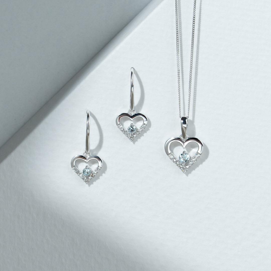 Colgante clásico en forma de corazón con aguamarina y diamantes Love en oro blanco de 9 quilates