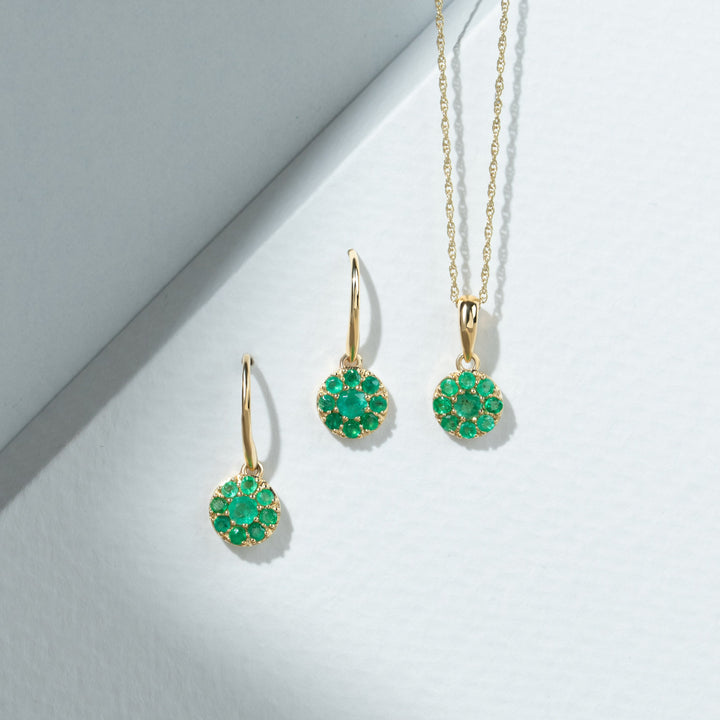 Aretes colgantes de gancho con racimo de esmeraldas clásicas en oro amarillo de 9 quilates