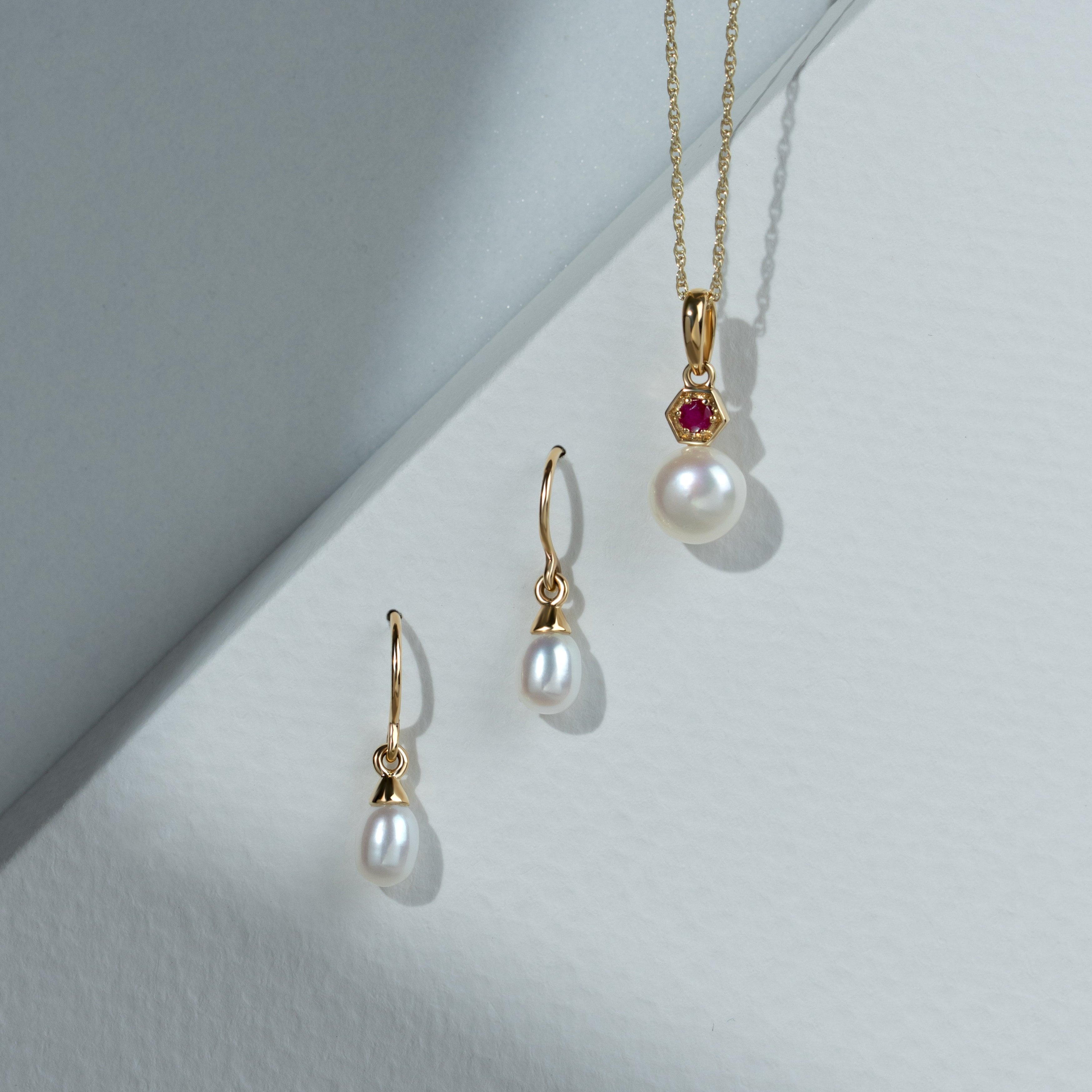 Aretes colgantes clásicos de perlas de agua dulce en oro amarillo de 9 quilates
