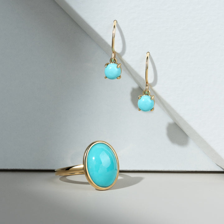 Anillo llamativo con turquesa ovalada en oro amarillo de 9 quilates