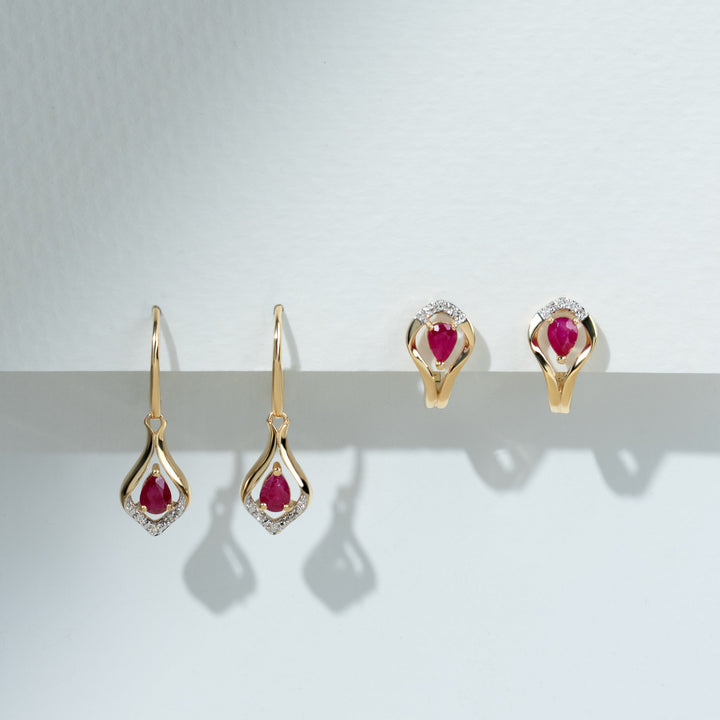 Aretes colgantes clásicos con halo de hojas de diamantes y rubí pera en oro amarillo de 9 quilates