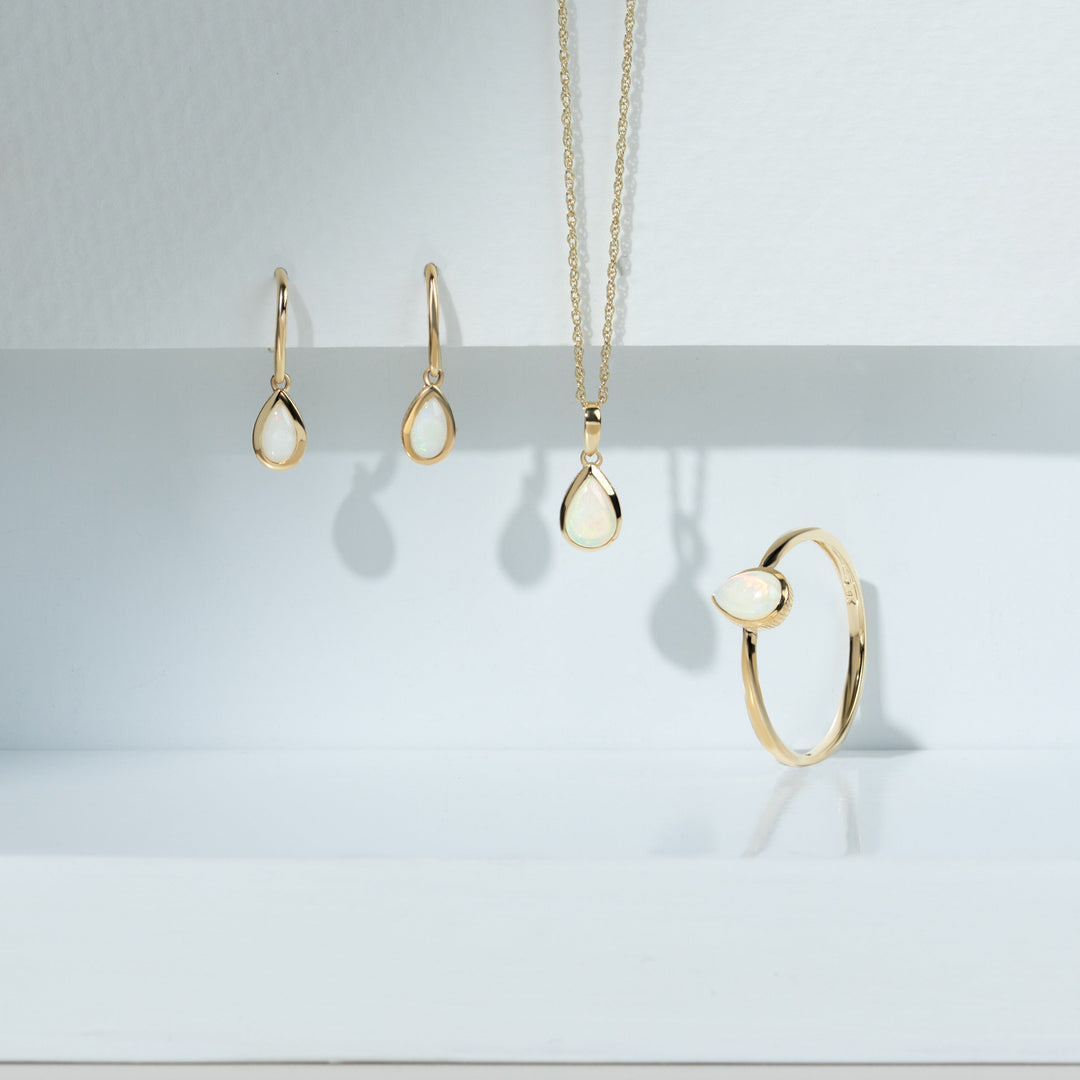 Colgante clásico de ópalo y pera en oro amarillo de 9 ct