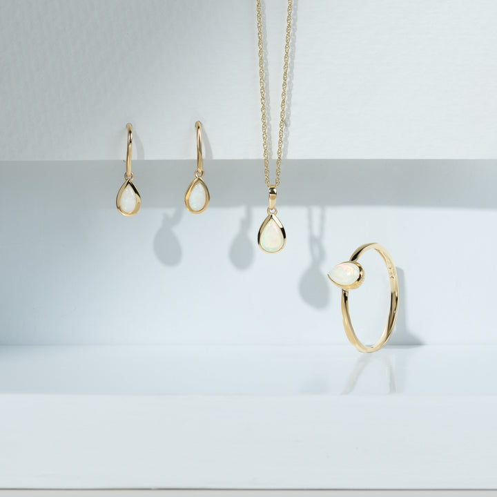 Colgante clásico de ópalo y pera en oro amarillo de 9 ct