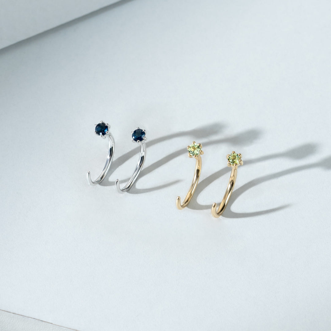 Aretes tipo argolla con peridoto en oro amarillo de 9 quilates