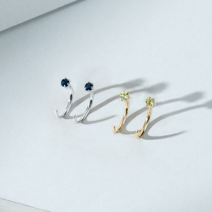 Aretes tipo argolla con peridoto en oro amarillo de 9 quilates