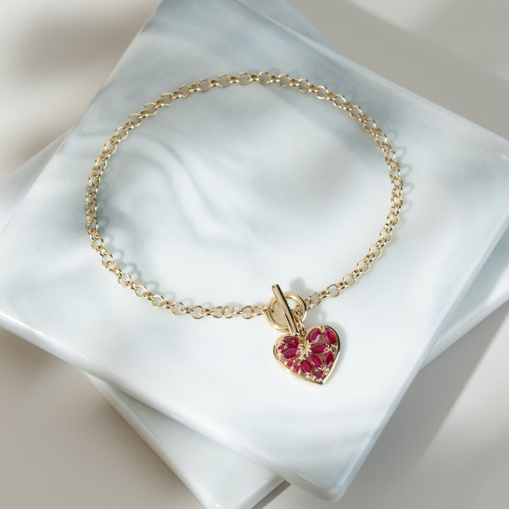 Brazalete clásico con barra en T y dije de corazón de rubí marquesa en oro de 9 quilates