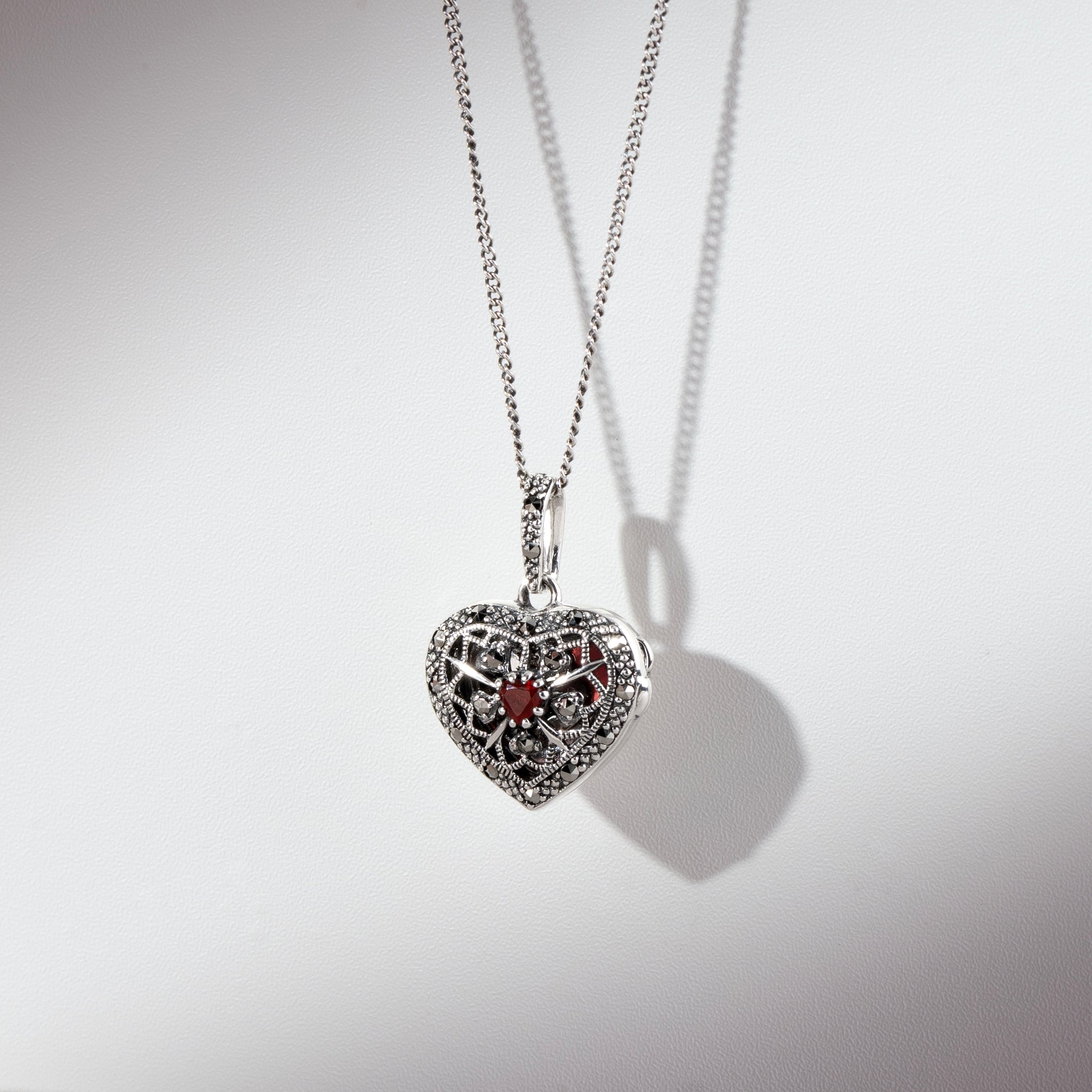 Relicario estilo Art Nouveau con corazón de cornalina y marcasita en cadena en plata de ley 925