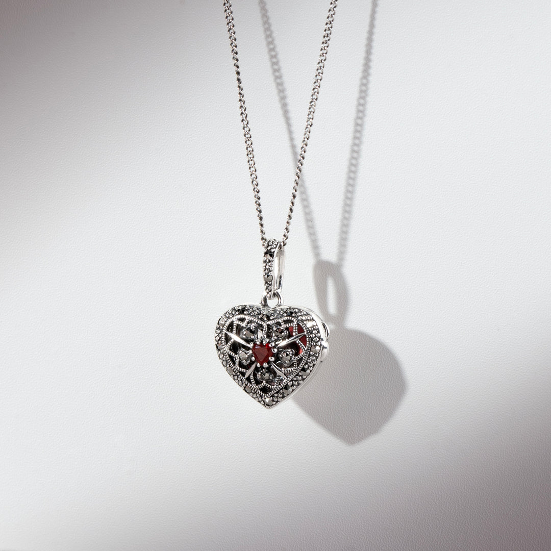 Medallón de cornalina y marcasita en forma de corazón estilo Art Nouveau con cadena en plata de ley 925