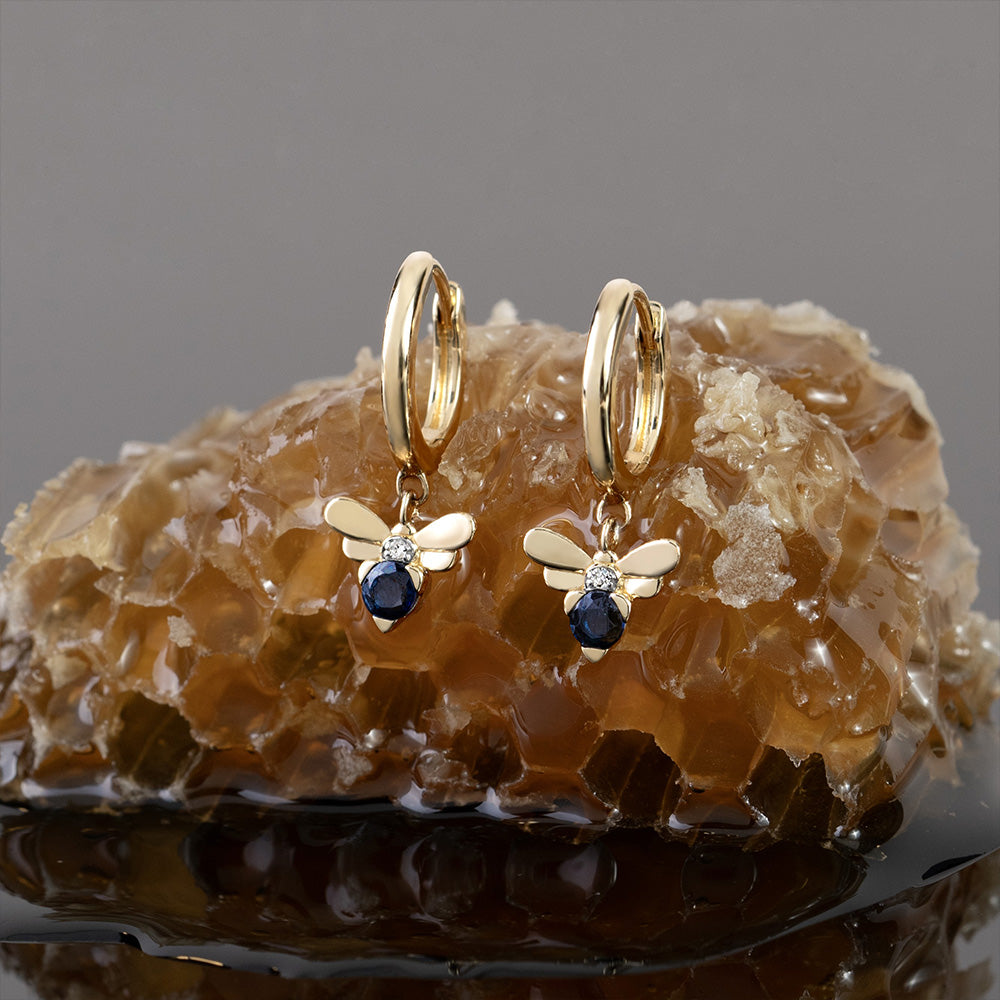 Aros de abeja con zafiro azul y diamantes inspirados en panal en oro amarillo de 9 quilates