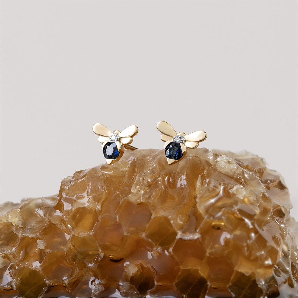 Pendientes de abeja con zafiro azul y diamantes inspirados en panal en oro amarillo de 9 quilates