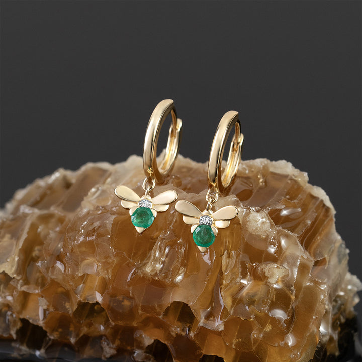 Aros de abeja con esmeraldas y diamantes inspirados en panal en oro amarillo de 9 quilates